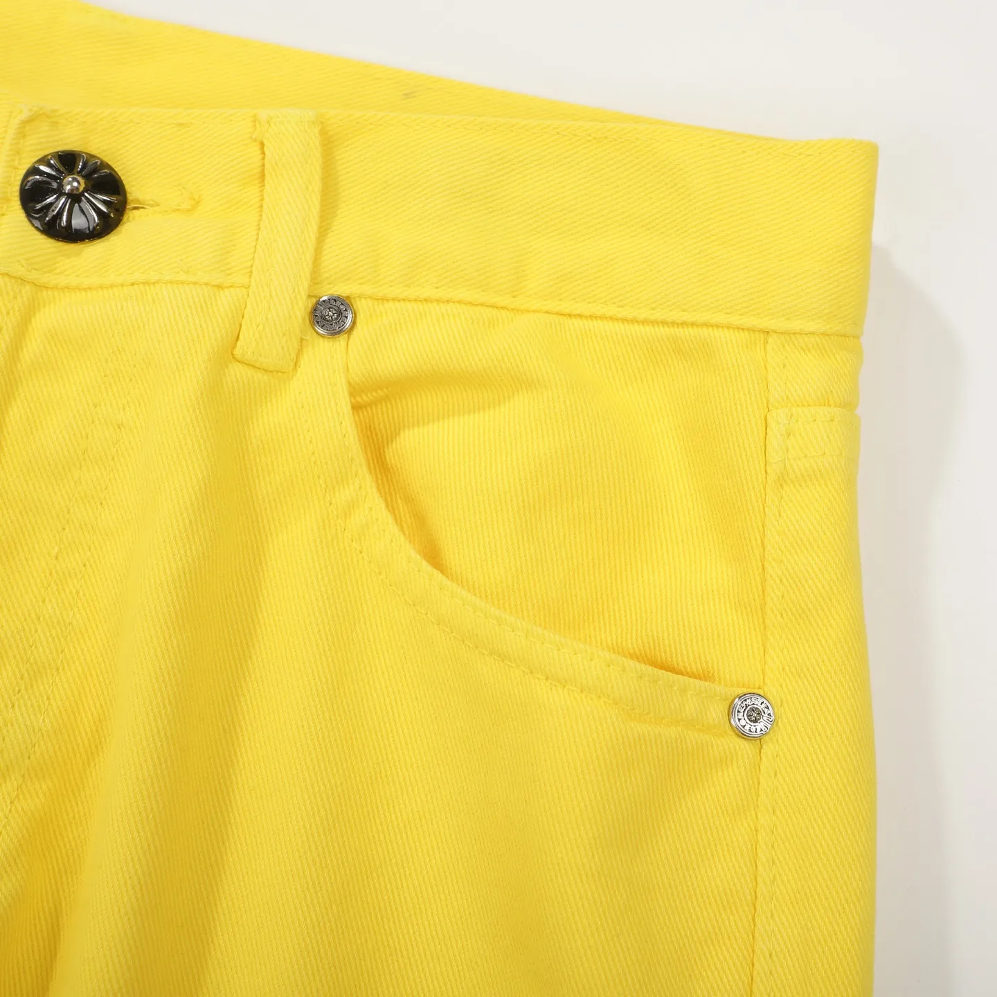 P280 Chrome hearts CH Fan Chengcheng's same style New York limited large leather label dopamine yellow jeans Special Italian cowhide printed and cut Customized sheepskin three-layer thick thread leather The whole body is spliced in heavy water washing craftsman's hand-splashed ink You can see the details Three-dimensional cutting version Loose and comfortable, not picky about the figure Make you taller and slimmer Factory Seiko Original quality control Same style for men and women Can be matched with couples Versatile recommendation Necessary jeans for all seasons Color: lemon yellow Size: s m l xl